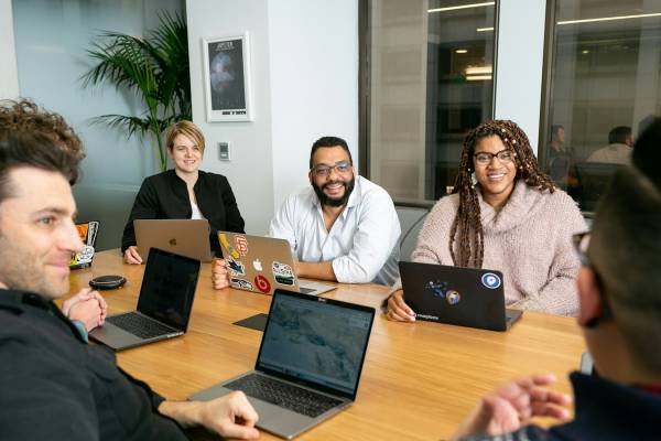 E-mail za male timove: aliasi, grupne adrese i catch-all